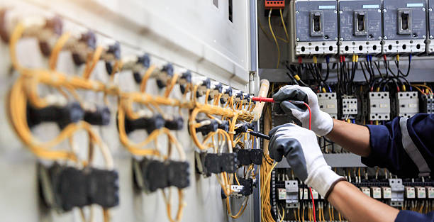 Professional Electrician technician working in Tennessee Ridge, TN